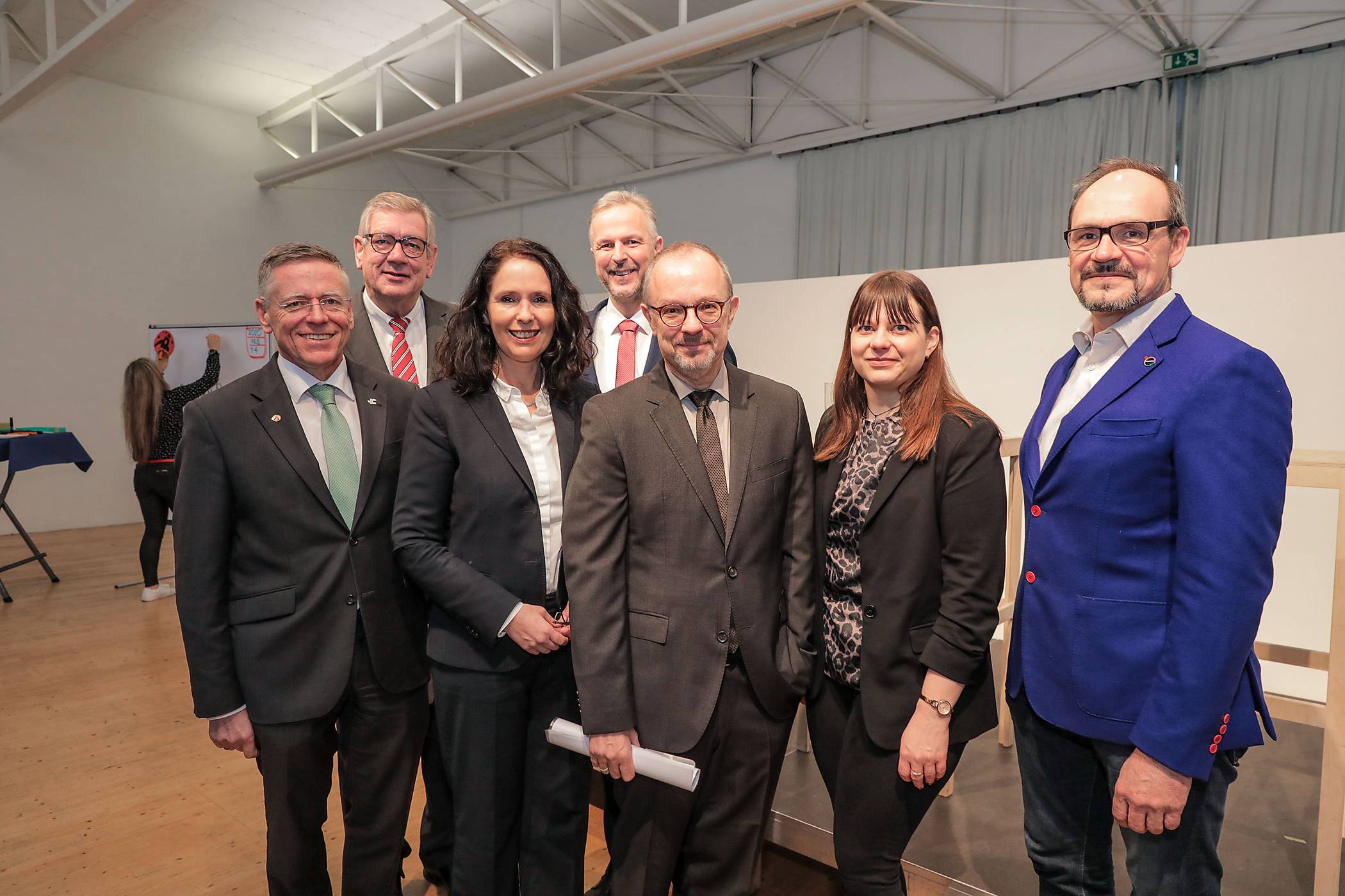 Die Referenten der dritten Wirtschaftskonferenz Strukturwandel des Rhein-Kreis Neuss: Landrat Hans-Jürgen Petrauschke, Arndt G. Kirchhoff, Präsident der Landesvereinigung Unternehmerverbände NRW, Staatssekretärin Elisabeth Winkelmeier-Becker, Kreisdirektor Dirk Brügge, Moderator Tom Hegermann, Simone Gitschier, GETEC Energie GmbH, und Thomas Görgen, Covestro Deutschland GmbH (v.l.).