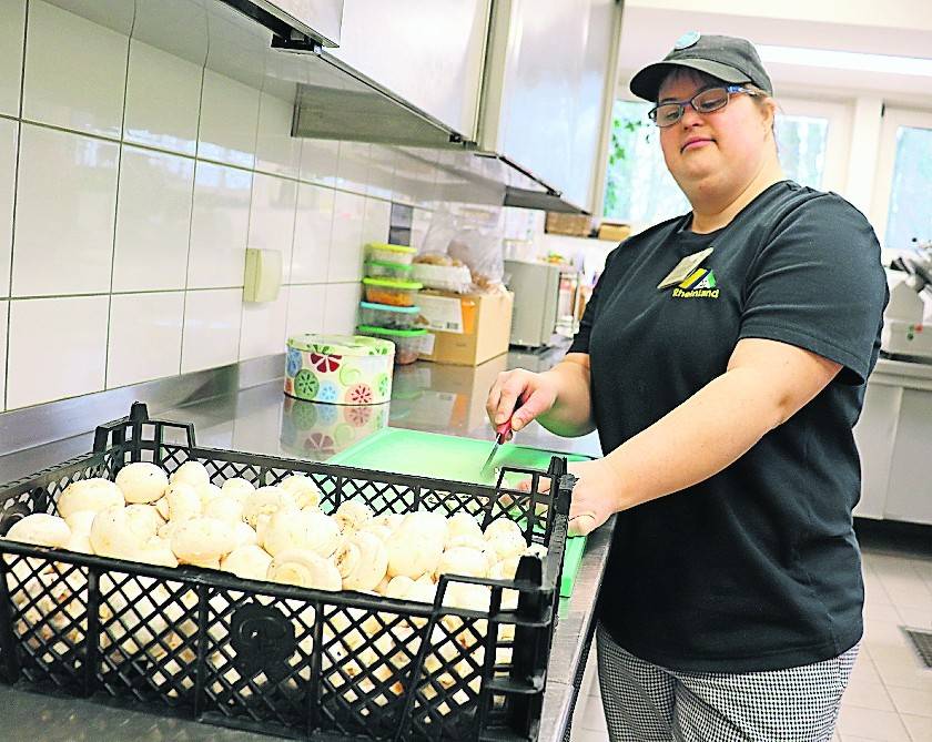  Gemüse schnibbeln gehört auch zu Daniela Lenzens Arbeitsalltag. 