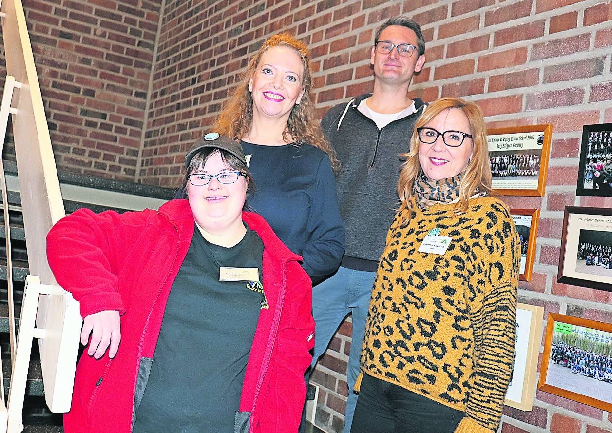  Arbeiten zusammen, alle auf Augenhöhe: Mitarbeiterin Daniela Lenzen, Anja Raab, kommissarische Leitung Jugendherberge), Daniel van Haperen vom Verein Kindertraum und Mitarbeiterin Dorothee Eggerath. 