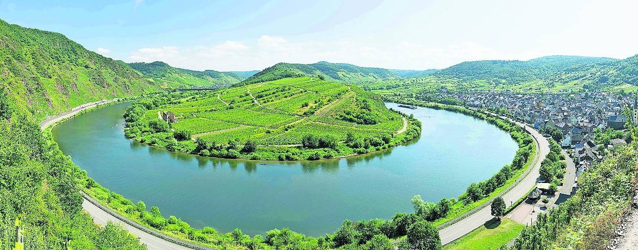 Der Bremmer Bogen mit einem Radius von nur 350 Metern ist eine der engsten Moselschleifen. Durch diese Haarnadelkurve dürfen die Kapitäne ihre Frachtkähne nur im Schneckentempo manövrieren.