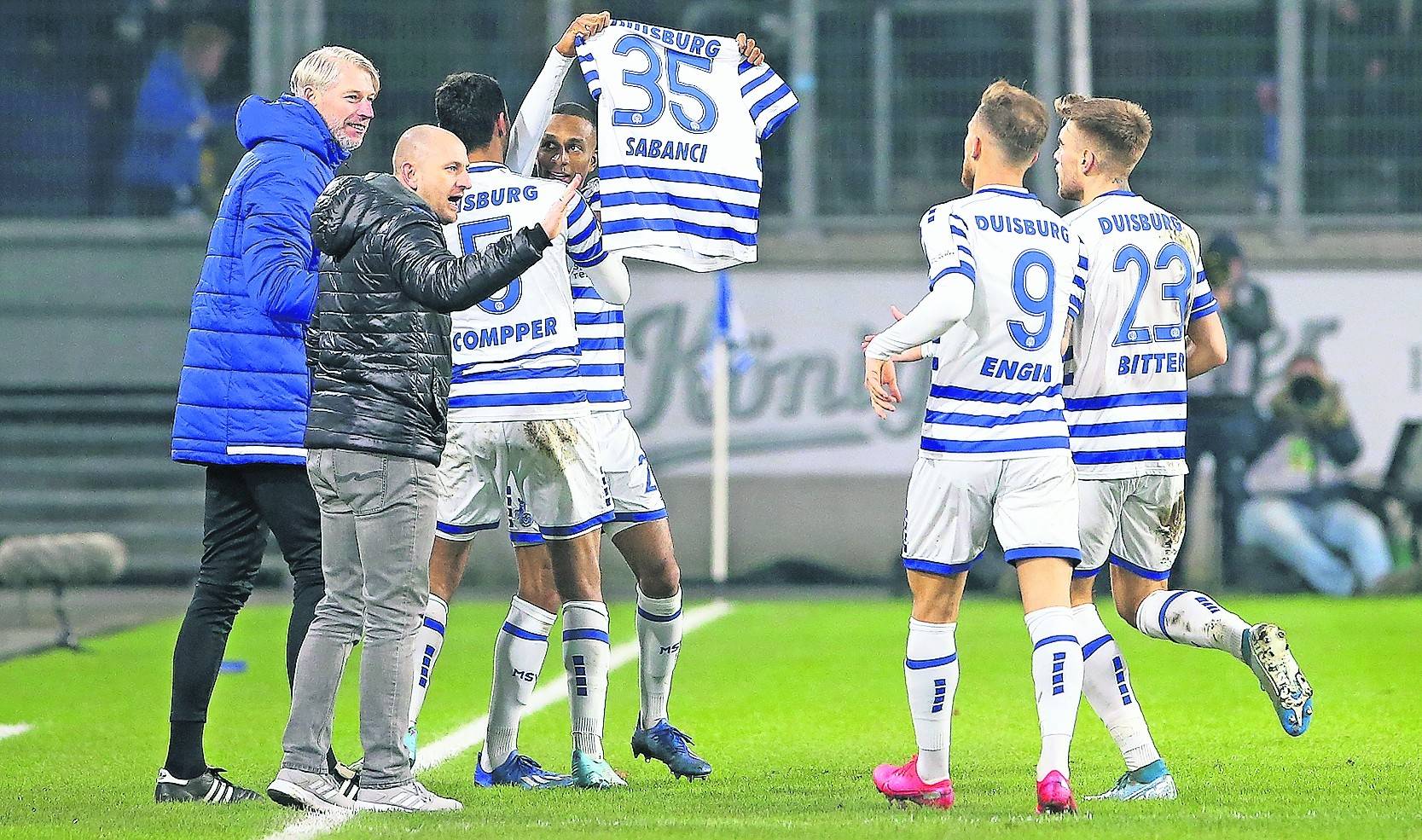 Yassin Ben Balla erzielt mit dem 1:0 in der 27. Minute das Tor des Tages und hält im Anschluss das Trikot des erneut schwer verletzten Cem Sabanci hoch.