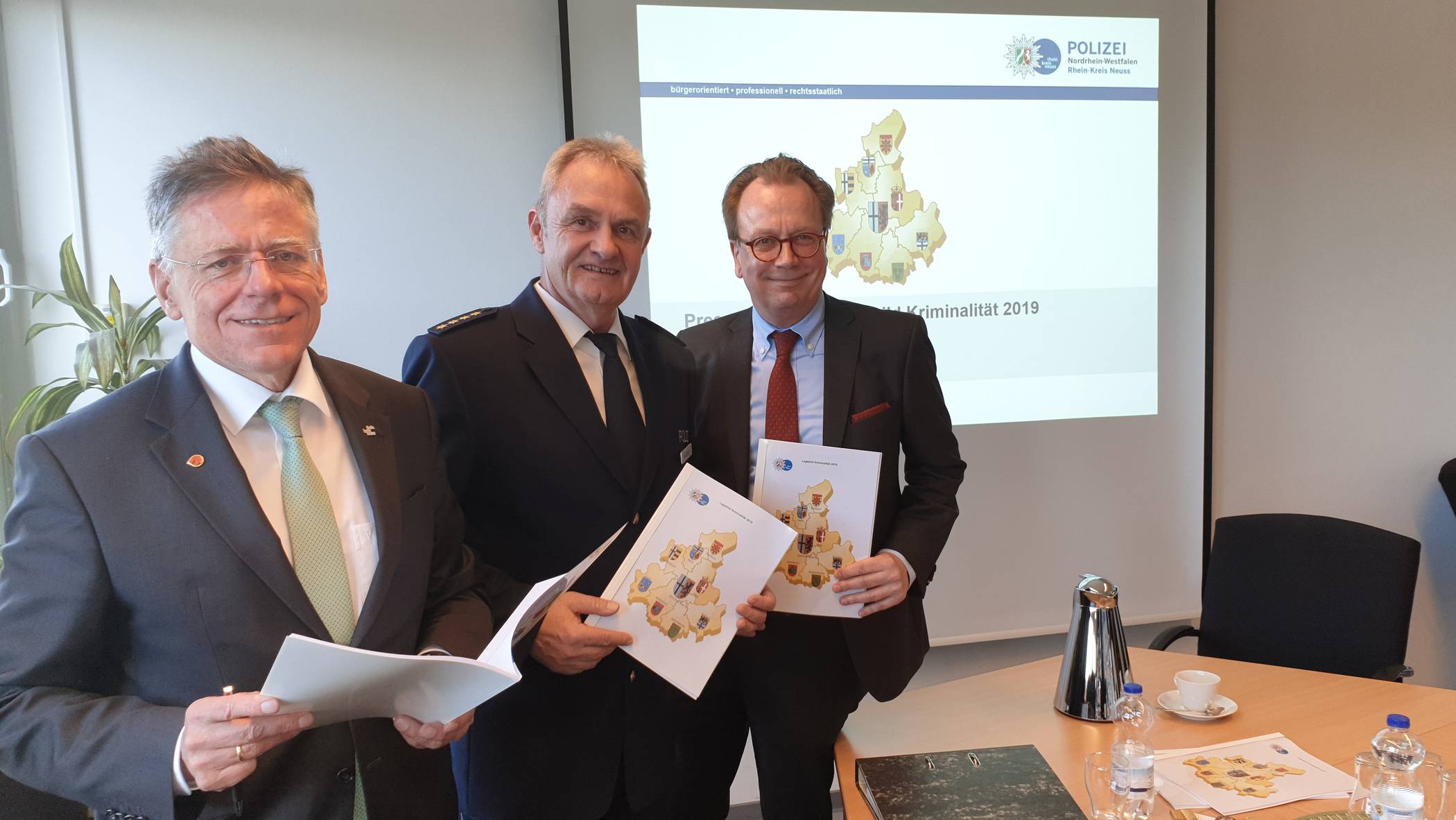 Für den Rhein-Kreis Neuss hat Landrat Hans-Jürgen Petrauschke (l.) gute Zahlen, für Meerbusch nicht so sehr.