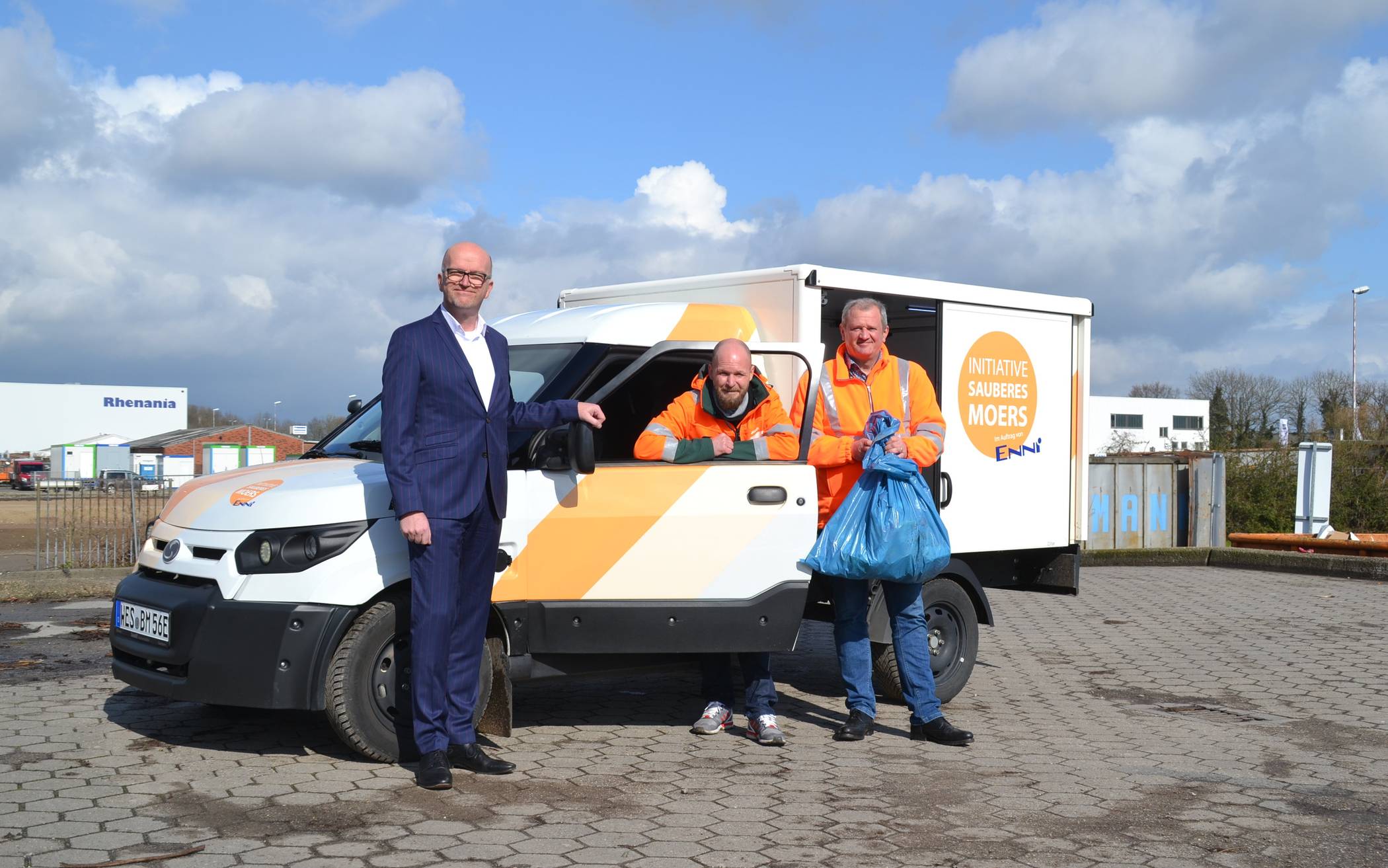Gegen den wilden Müll: Lutz Hormes (Vorstand ENNI), Kümmerer Denis Zierdt und Projektleiter Jochen Grönewald setzen sich ein für ein sauberes Moers.