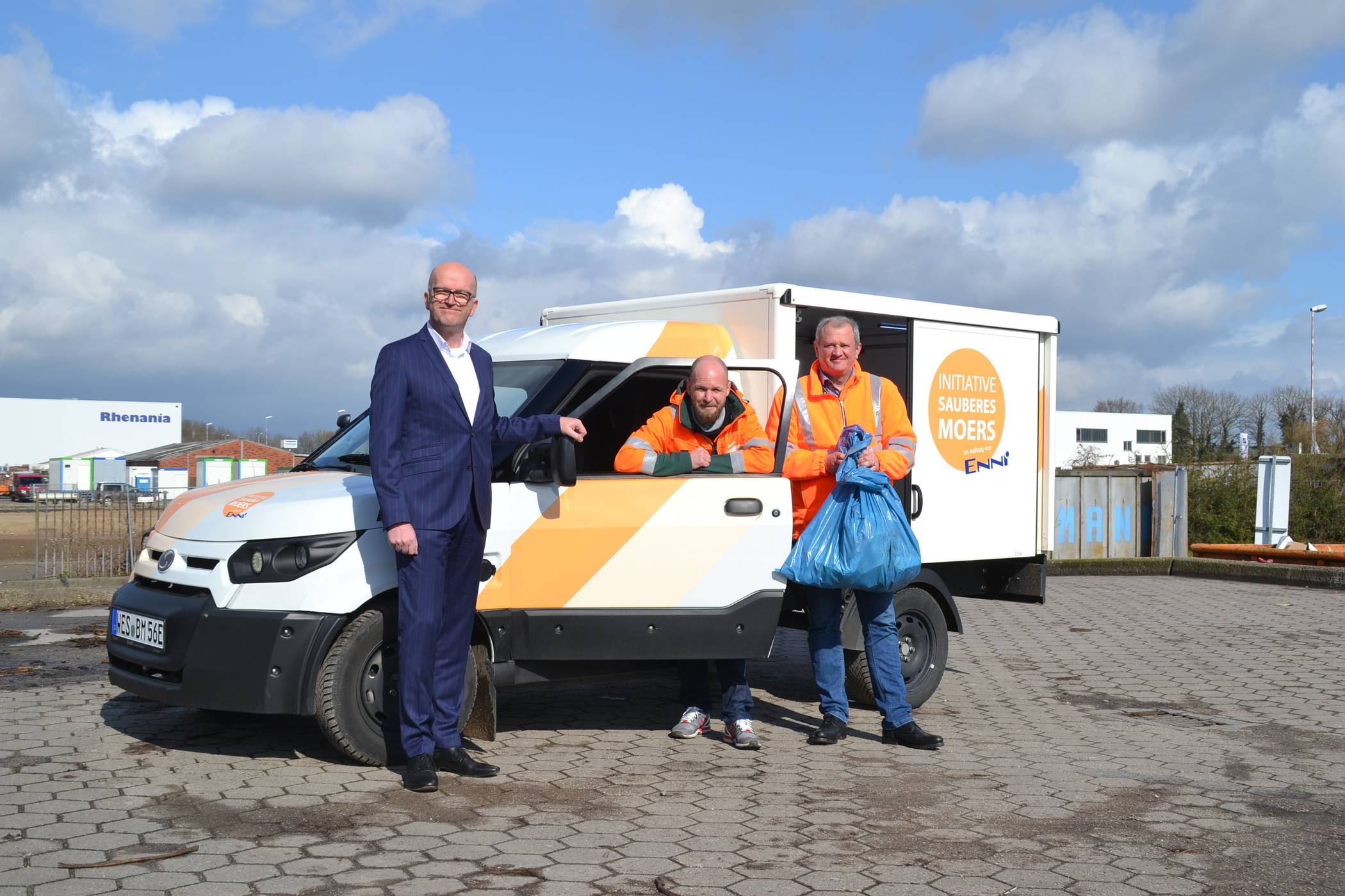  Gegen den wilden Müll: Lutz Hormes (Vorstand ENNI), Kümmerer Denis Zierdt und Projektleiter Jochen Grönewald setzen sich ein für ein sauberes Moers. 