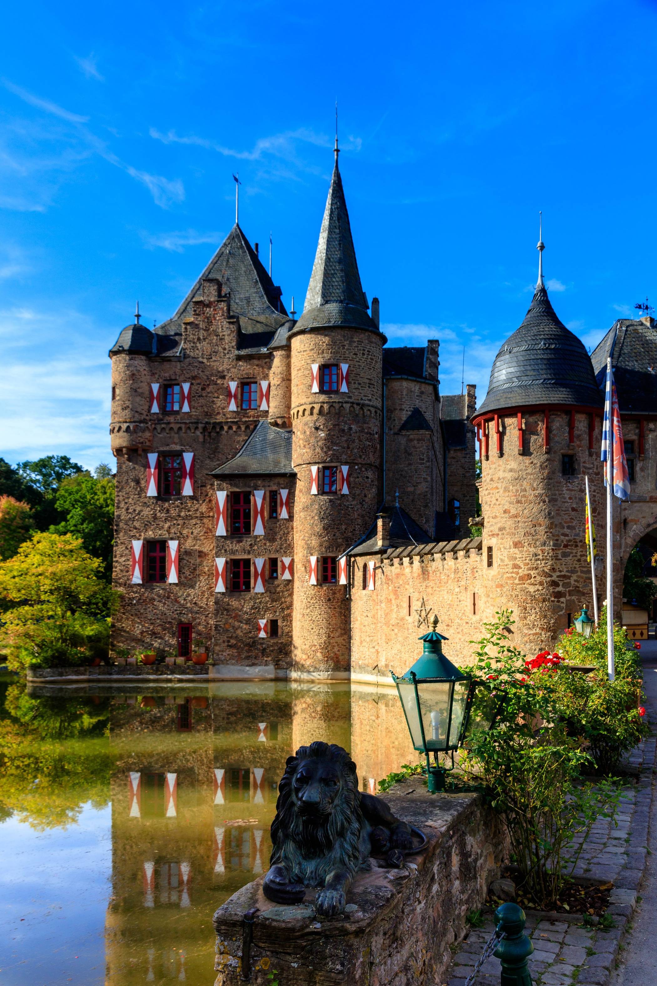  Die Burg Satzvey in der Eifel ist am 1. Mai Ziel der Eisenbahnfreunde Niederrhein. 