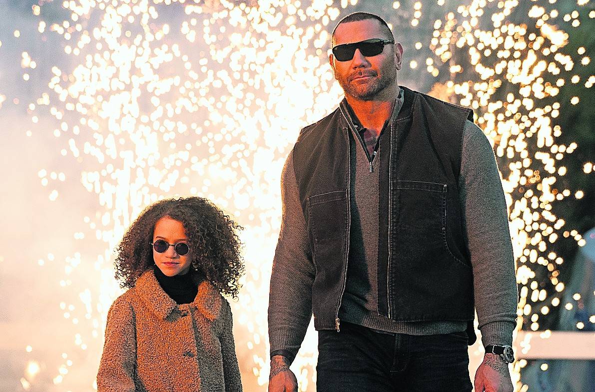 Die neunjährige Sophie (Chloe Coleman) und Cia-Agent JJ (Dave Bautista) bilden in „Der Spion von nebenan“ ein ungewöhnliches Duo.