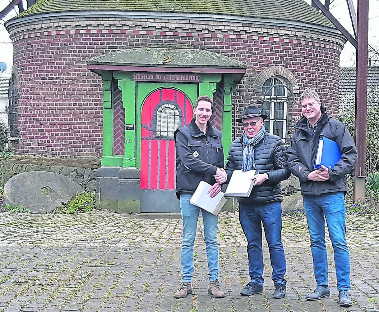 Bei der Übergabe des Auftragsschreibens (von links): Mühlenbauer Max Beijk, Hartwig Hören vom Förderverein Narrenmühle und Fachplaner Paul Groen.