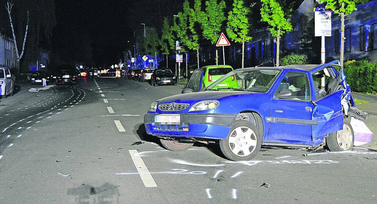 Ein Unfall, der auch heute sprachlos macht: Auf der Bismarckstraße musste im April 2019 eine unbeteiligte 43-Jährige sterben, weil zwei junge Männer sich ein illegales Autorennen im Wohngebiet lieferten.