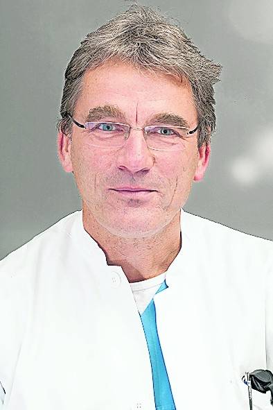  Bei der wöchentlich stattfindenden Tumorkonferenz beteiligen sich auch externe Fachärzte – etwa Pathologen, Strahlentherapeuten, Radiologen oder niedergelassene Tumortherapeuten.Dr. Michael Pauw (l.) bleibt Leiter des Darmkrebszentrums, neuer Stellvertreter ist Dr. Hendrik W. Keller (r.). Koordinator bleibt im neunten Jahr Dr. Jochen Post. 