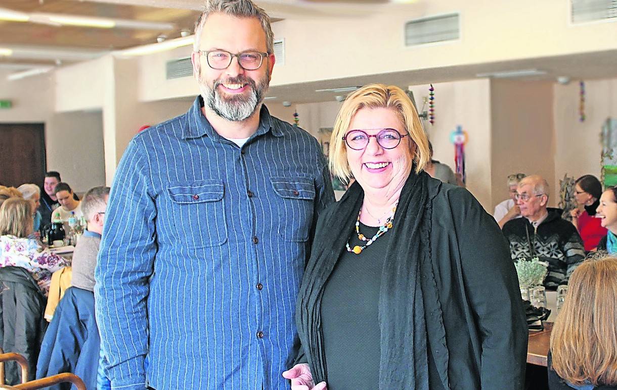 Fachreferentin Susanne Kiepke-Ziemes vom regionalen Caritasverband mit Palliativnetz-Koordinator Dr. Swen-Holger Quasdorff beim Treffen des Palliativnetzes.