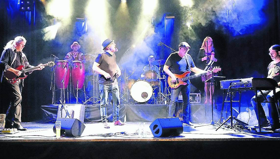 Den Latinrock im Blut: Viva Carlos live on stage.