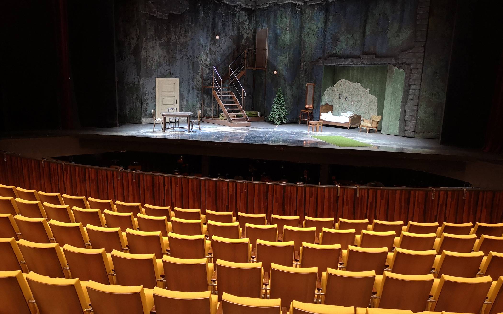 „Rusalka“-Bühnenaufbau vor leeren Rängen.