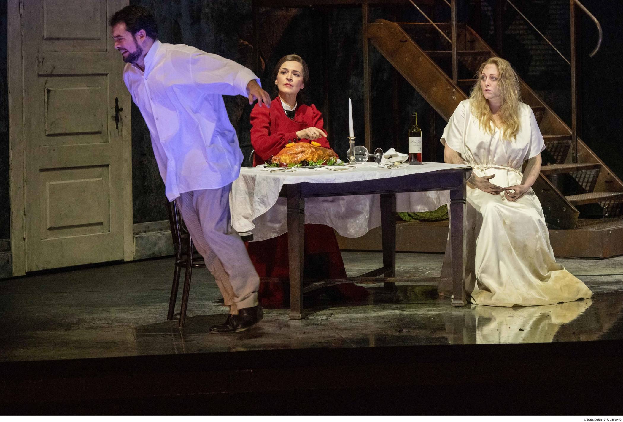  Familienleben: Rusalka muss ihren Liebhaber ziehen lassen, die Mutter im roten Kleid will sie am heimischen Tisch halten. Foto: Stutte     