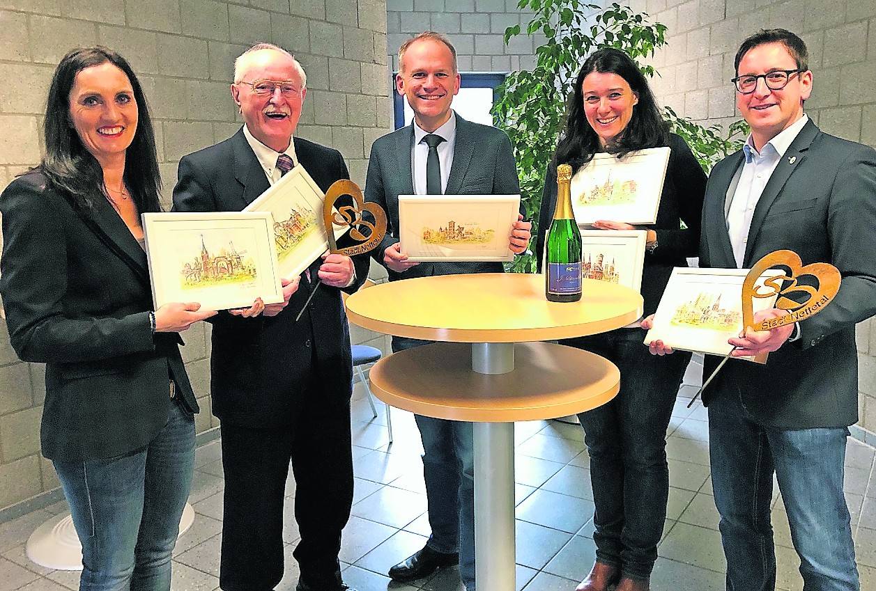 Ulrike Cronen (Tourismus), Heimatkünstler Herbert Klopottek, Bürgermeister Christian Wagner, Sabine Monz (Stadtmarketing) und Hans-Willi Pergens (Wirtschaftsförderung, v.l.) präsentierten die neuen Produkte zum 50-jährigen Stadtjubiläum Nettetals.