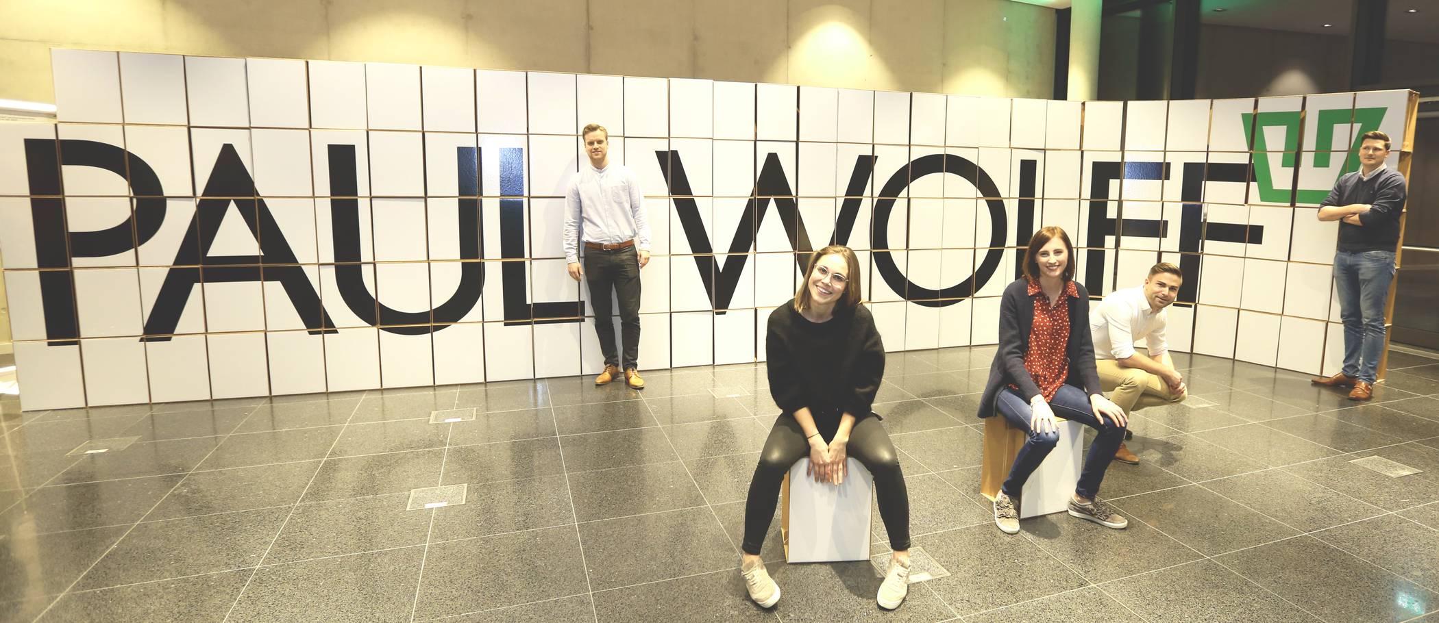  Paul Wolff will besser, schneller und kundenorientierter werden. Das funktioniert nur im gemeinsamen Takt. Mit den „Trommeltrainern“ vom „Drum Cafe“ Deutschland demonstrieren Toni Weis (Vertrieb), Nadine Kowasch (Marketing), Jenny Triantafillidis (Duales Studium Maschinenbau), Bastian Borg (Auftragszentrum) und Marcel John (Montage), dass erfolgreiches Team-Building viel Spaß bereiten kann.  