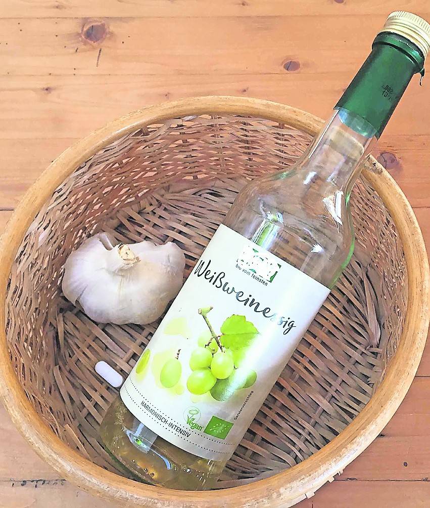  Essiglösung und Knoblauch gehören nicht in die Nase, sondern auf den Teller. Und wer dauerhaft Ibuprofen einnimmt, sollte mit seinem Arzt besprechen, wie er sich am besten verhält. 