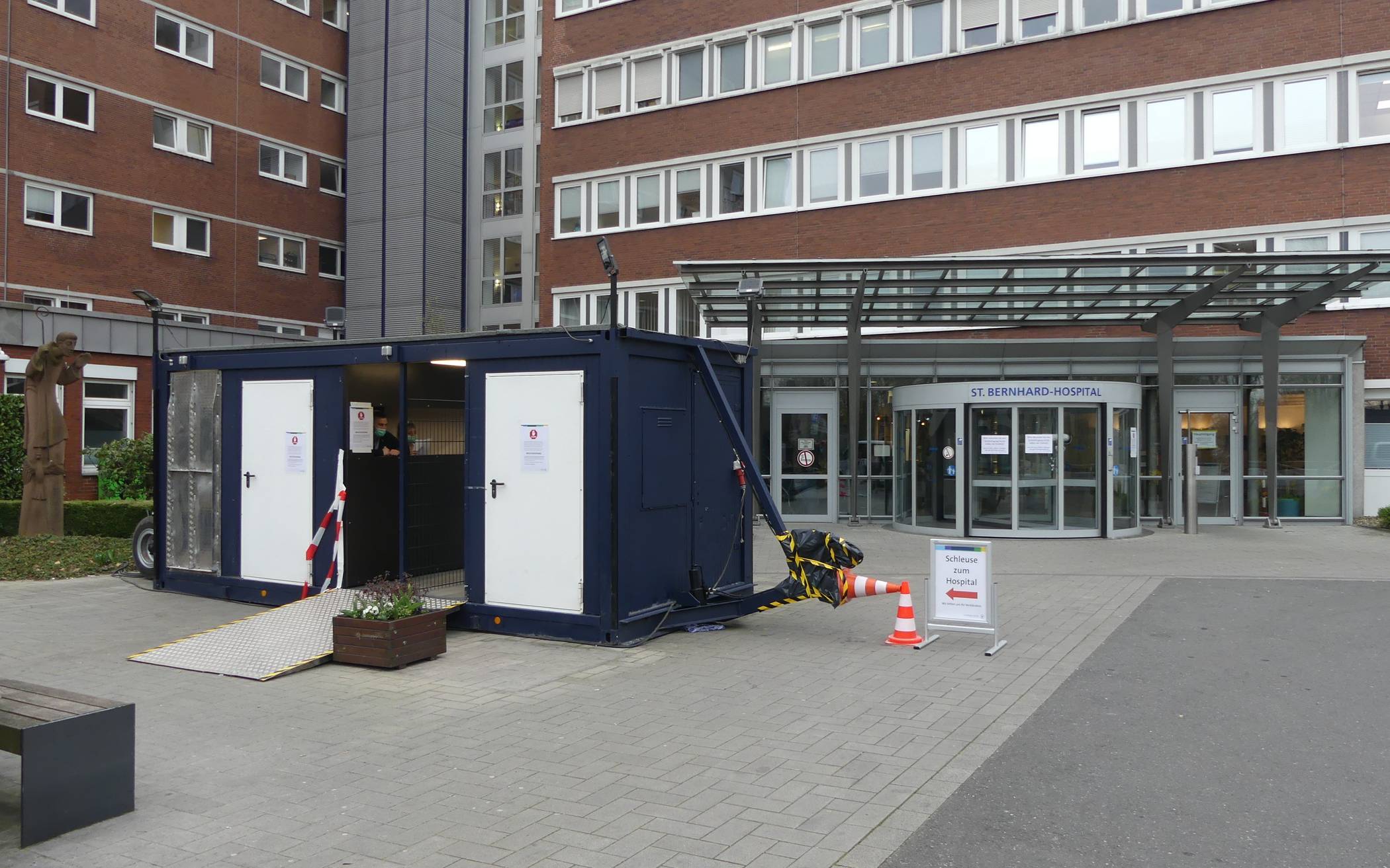 Der Schleusenbereich vor dem Haupteingang des St. Bernhard-Hospitals ist seit Dienstag in Betrieb.