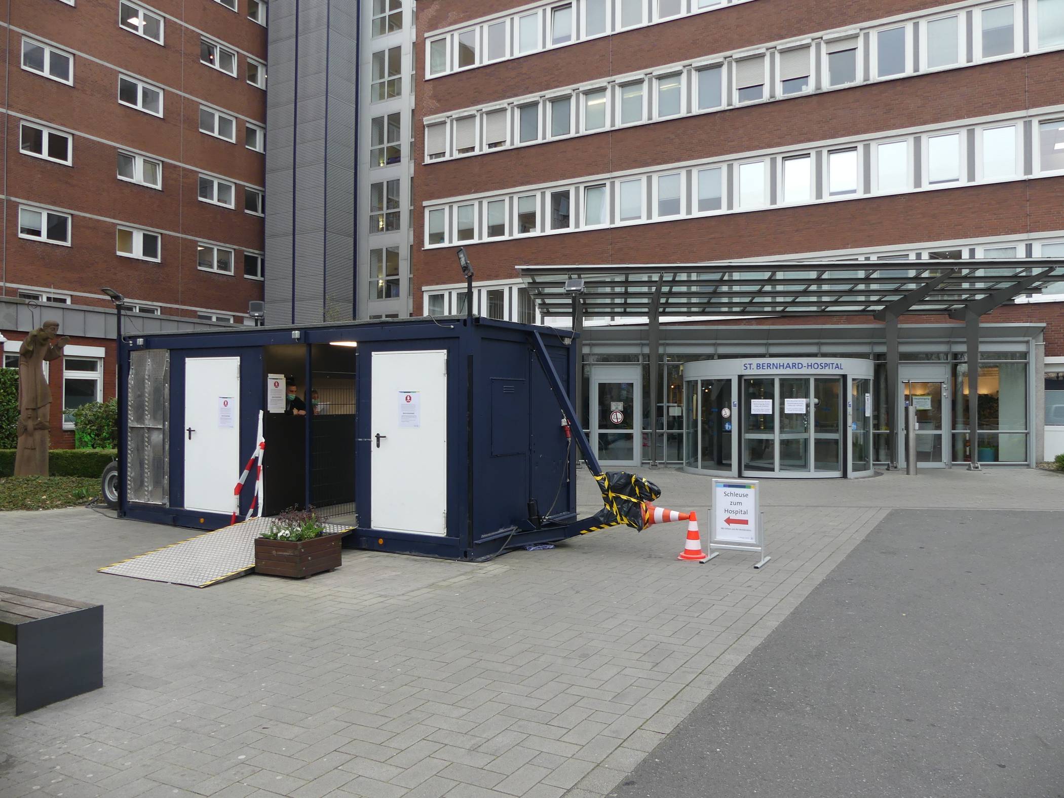  Der Schleusenbereich vor dem Haupteingang des St. Bernhard-Hospitals ist seit Dienstag in Betrieb. 