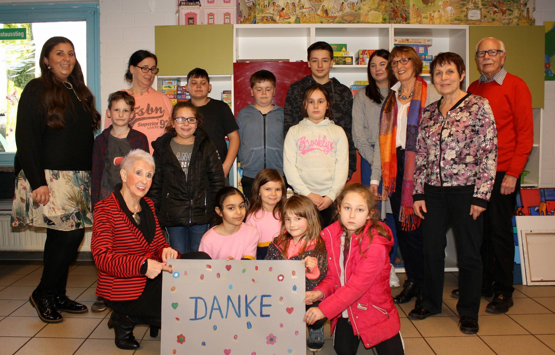 Die Künstler der „GaLa-isten“ freuen sich mit den Kindern bei der Spendenübergabe im Blauen Haus.