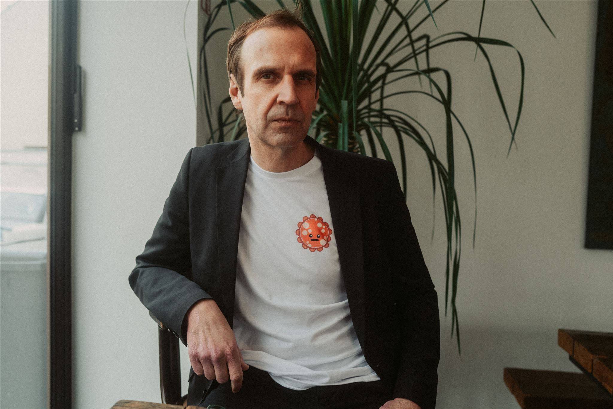  Der Mönchengladbacher Moderator, Schauspieler und Stadionsprecher Torsten Knippertz ist das prominente Gesicht der Aktion „Support Your Local Heroes“, mit der Gladbacher Geschäfte, Gastronomen und Handwerker in der Corona-Krise unterstützt werden sollen. 