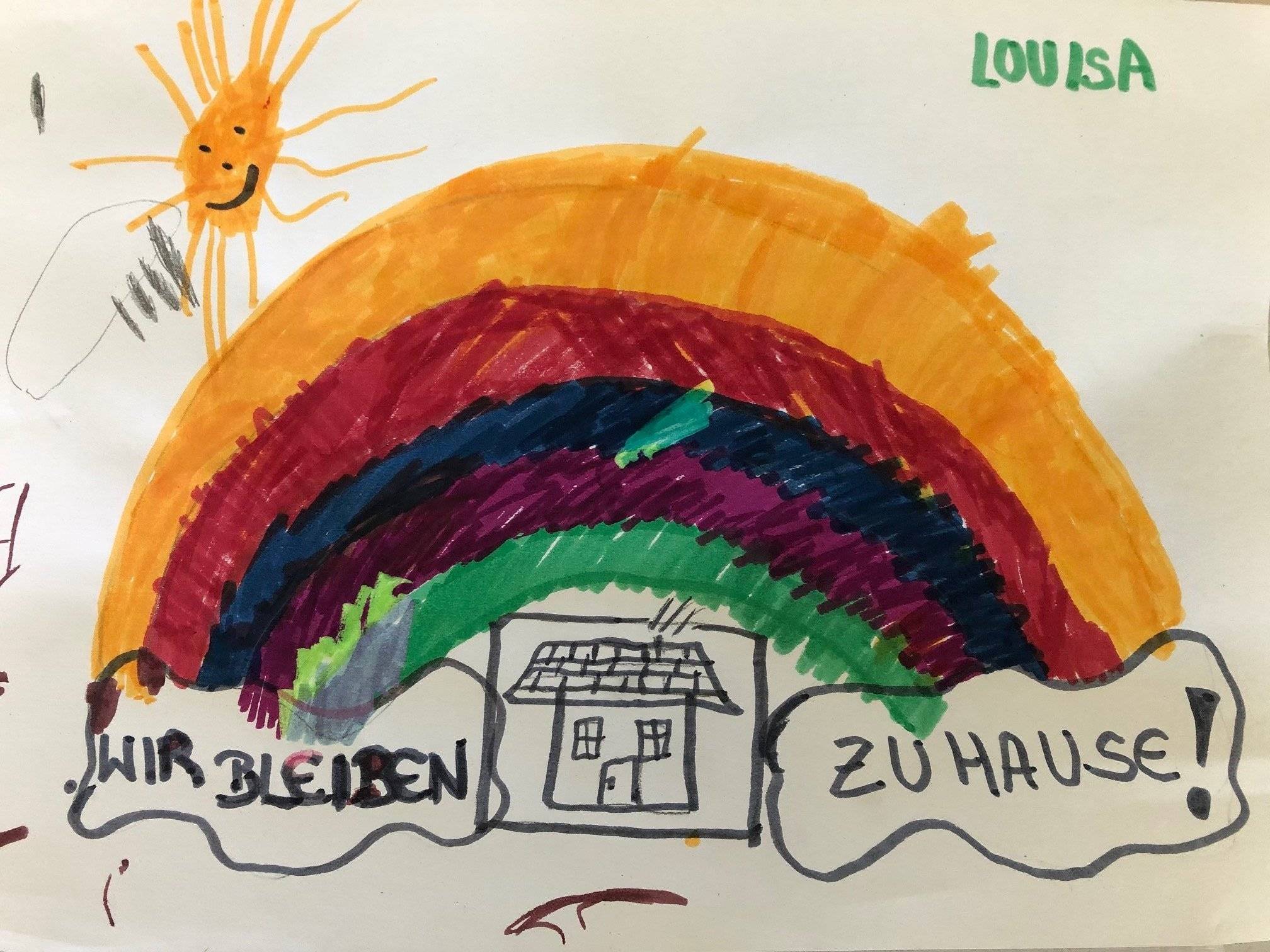  Ein Beispiel für einen gemalten Regenbogen, der im Fenster hängt. 