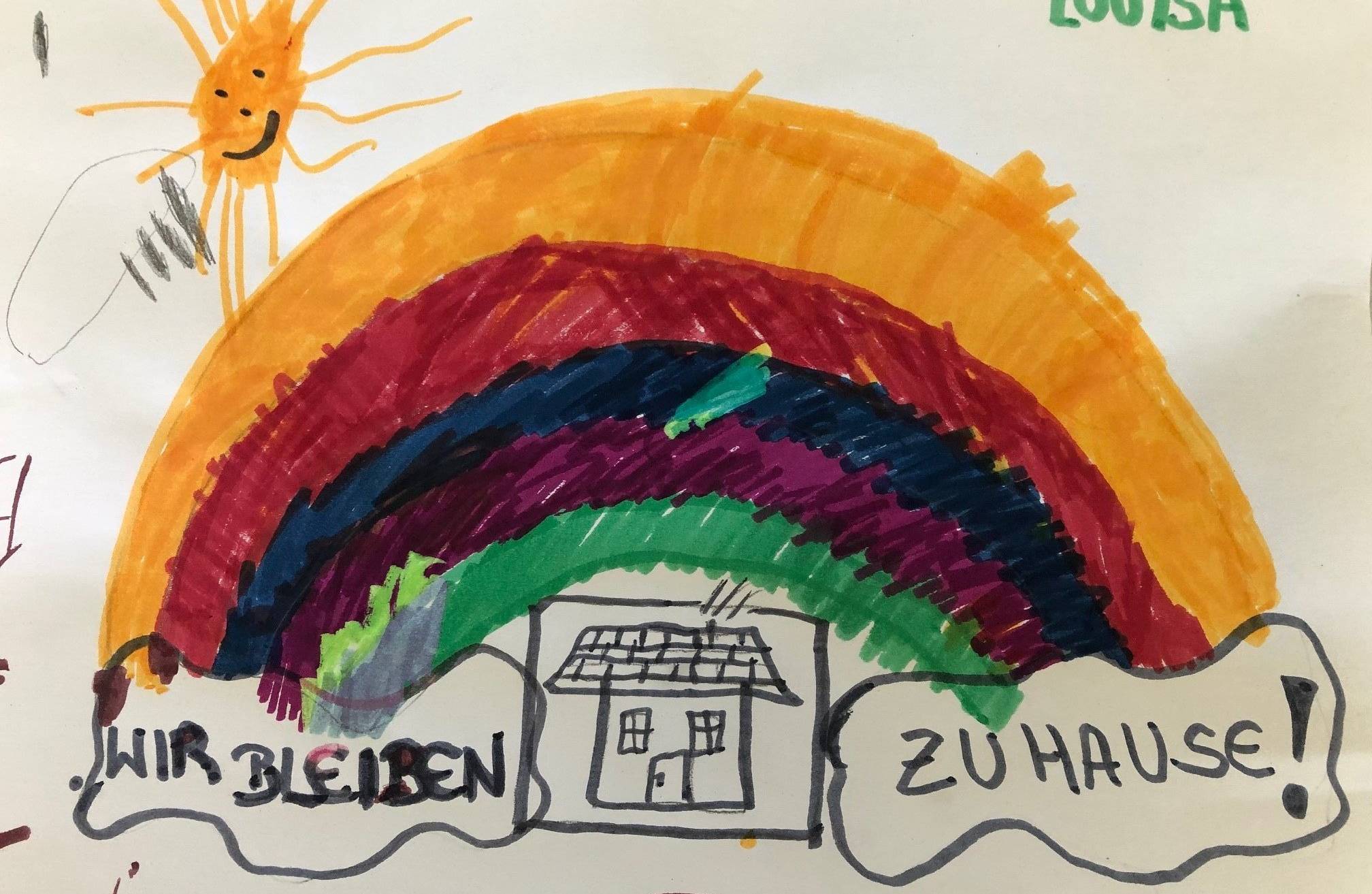 Ein Beispiel für einen gemalten Regenbogen, der im Fenster hängt.