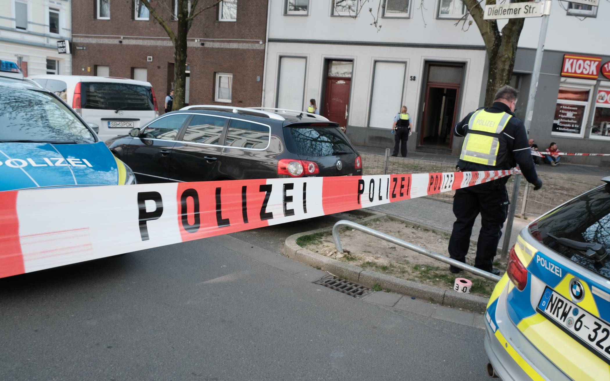 Mann droht mit Pistole