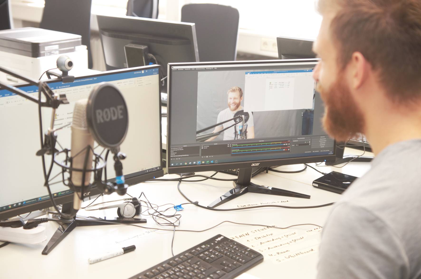 Fachbereichsleiter Ulrich Steinsiepe hat im IT-Schulungsraum der Kreisvolkshochschule innerhalb weniger Tage ein Studio für Webinare eingerichtet.