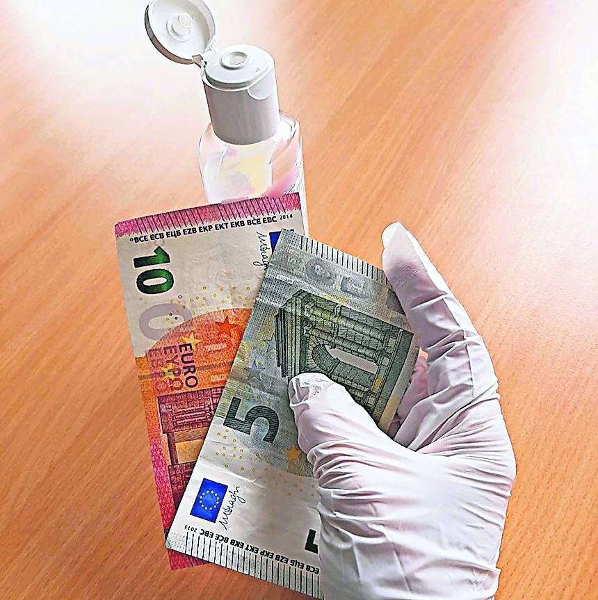 Geld aufgrund von Coronavirus desinfizieren: Eine falsche Mitarbeiterin des Gesundheitsamtes wollte wissen, ob die alte Dame Bargeld zu Hause habe.