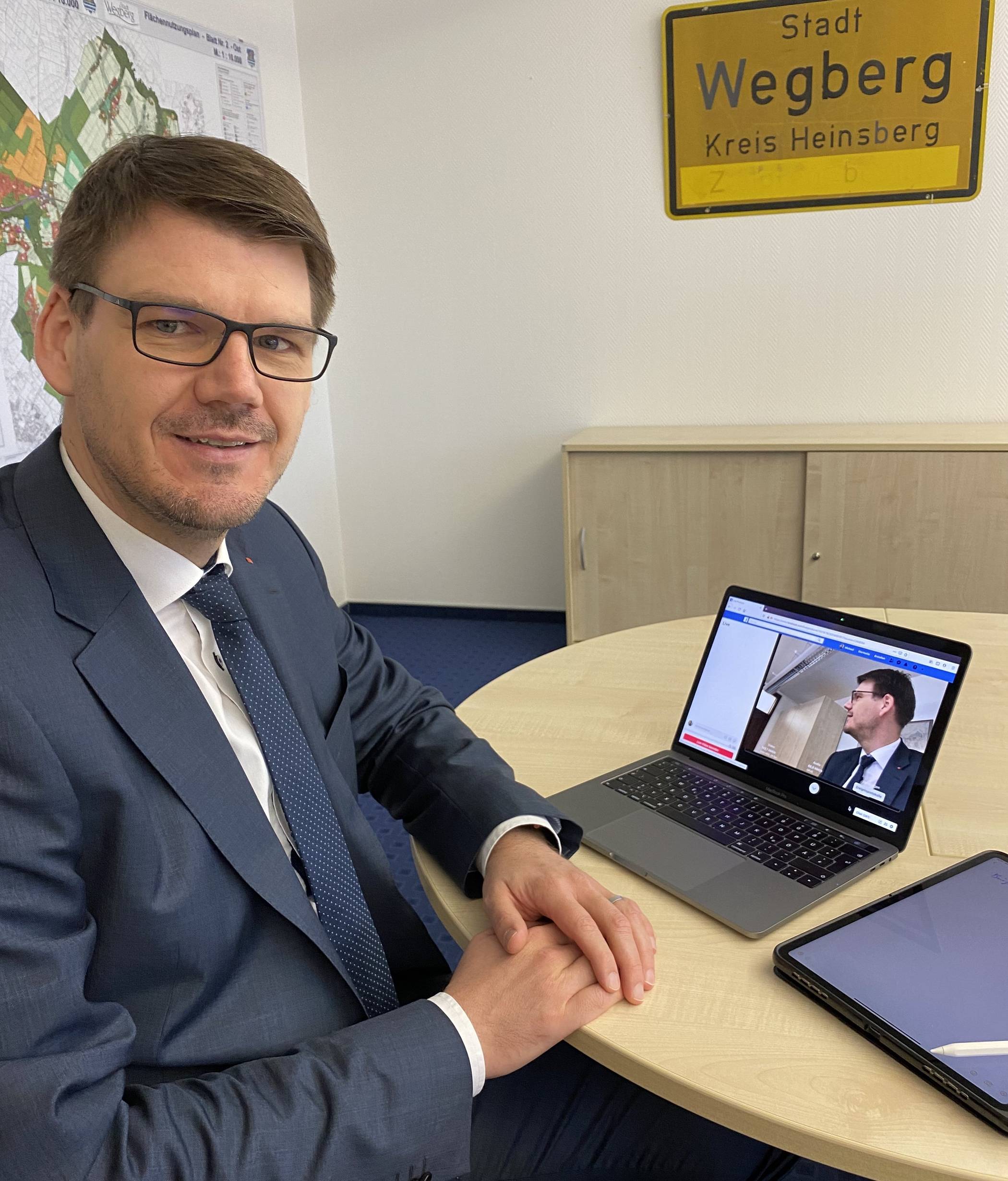 Aus seinem Büro im Wegberger Rathaus bietet Bürgermeister jetzt regelmäßig über Facebook auch eine Video-Sprechstunde für Bürger an.