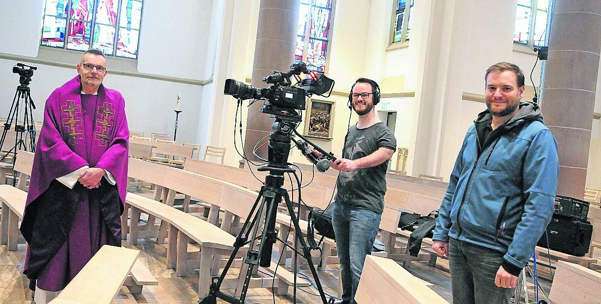 Ideengeber Thomas Brüggemann (r.) hat Pfarrer Rüdiger Hagens sozusagen zum YouTuber gemacht. Mit dabei an der Kamera: Jens Engel.