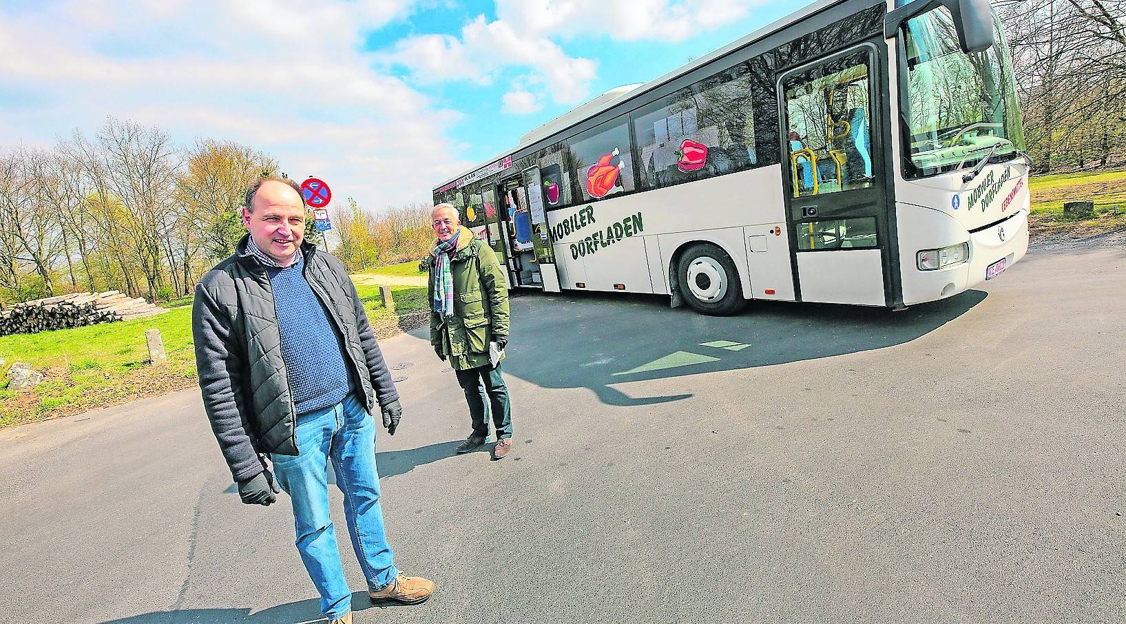  Frank Koschatzky (hinten) hatte die Idee zum Mobilen Dorfladen und saß bisher jeden Tag am Steuer des Busses und hat kassiert. Dietmar Mooren, Geschäftsführer der Auto Schelges GmbH, unterstützt den Dorfladen ab sofort mit einem Fahrer. 