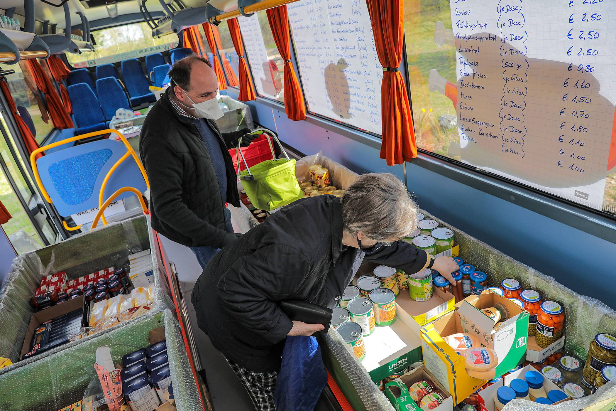  Immer ein Kunde allein kann im Mobilen Dorfladen ganz in Ruhe einkaufen. Dietmar Mooren, Geschäftsführer der Auto Schelges GmbH, machte sich am Donnerstag selbst ein Bild und half gleich tatkräftig mit. 