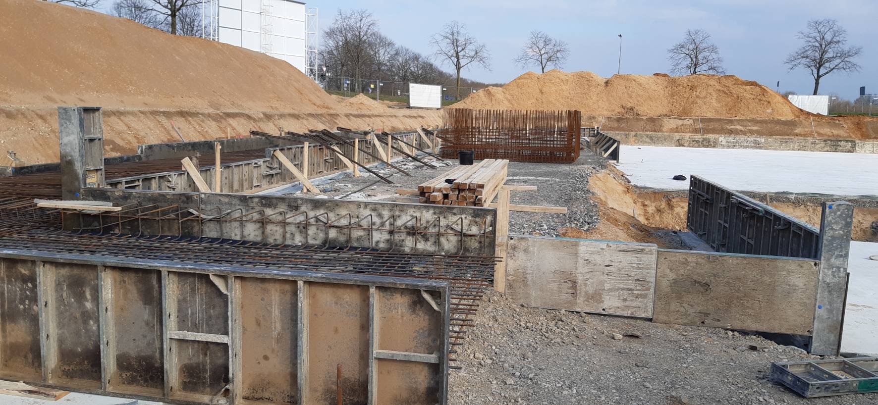  Beim Kreisarchiv-Neubau sind die Erdarbeiten abgeschlossen und die Betonarbeiten haben begonnen. 