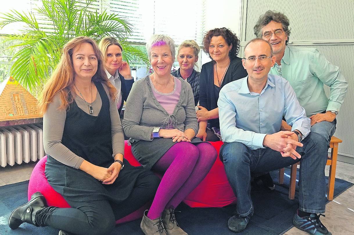 Claudia Schlicht (l.) und ihr Team geben Familien auch in der aktuellen Corona-Ausnahmesituation praktische Tipps für ein entspanntes Miteinander.