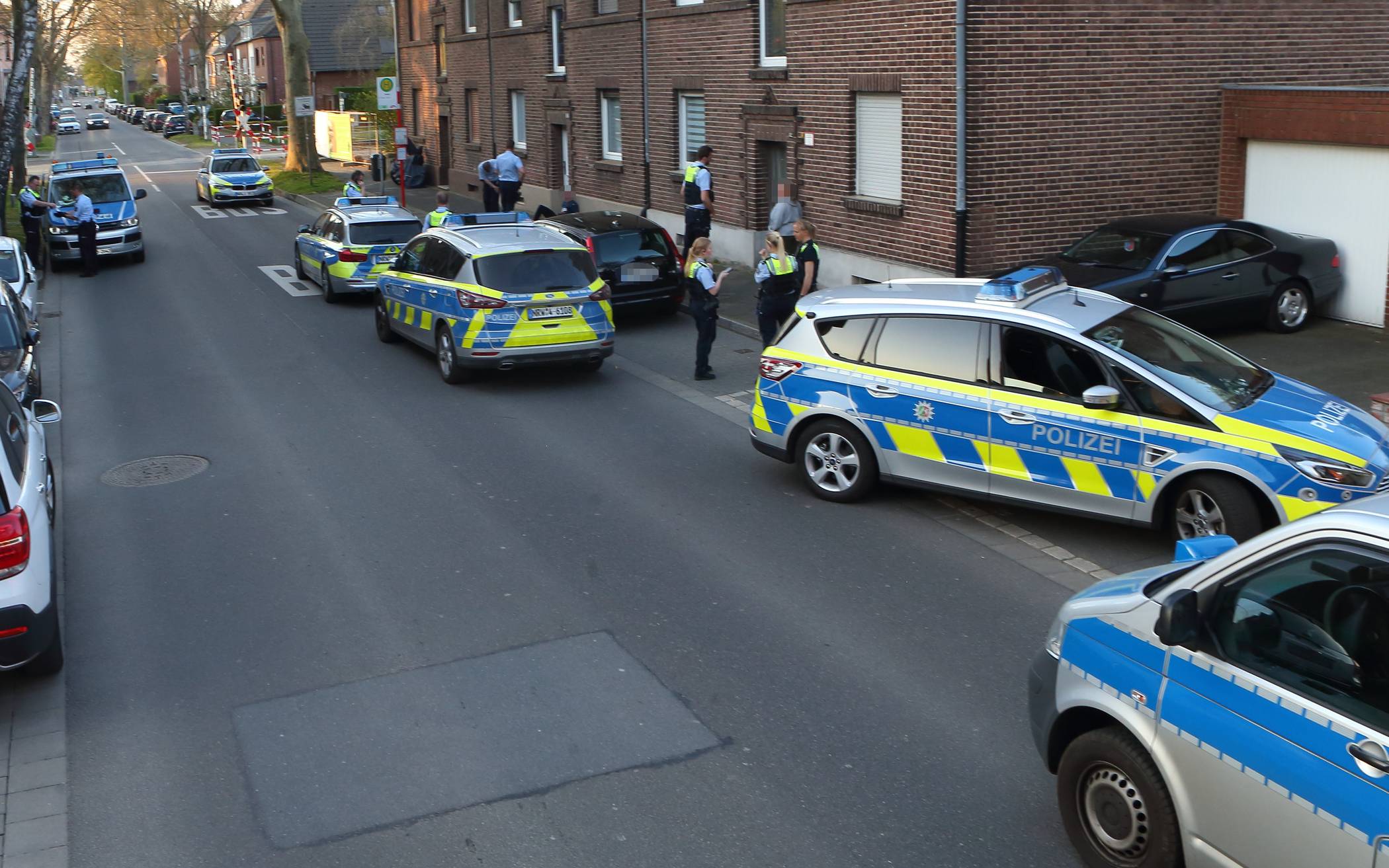 Gleich mehrere Streifenwagen waren im Einsatz.