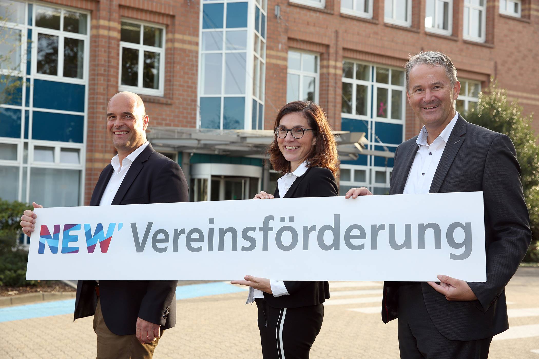  Patrick Beckers, Kommunikation NEW AG für den Bereich Sponsoring/Veranstaltungen, Christina Achtnich, Abteilungsleiterin Kommunikation NEW AG, und Ralf Poll, Geschäftsführer der NEW Niederrhein Energie und Wasser GmbH, freuen sich Vereine aus der Region auszeichnen zu können. 