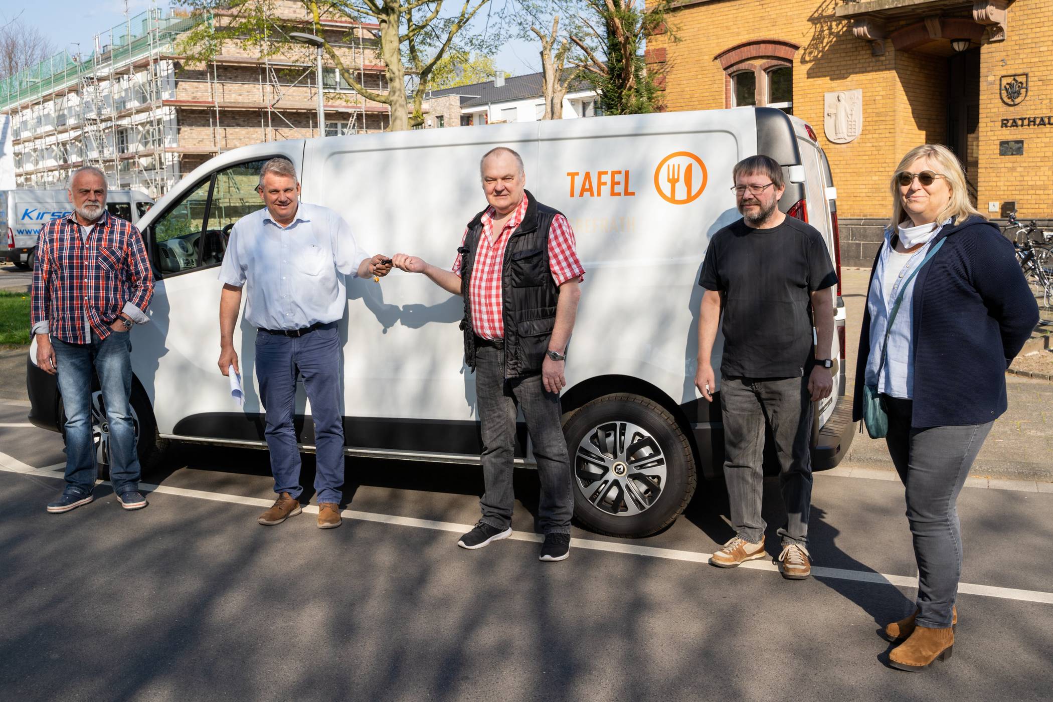 Das Team der Tafel Grefrath freut sich über ein neues Fahrzeug, mit dem Lebensmittelspenden abgeholt werden können. 