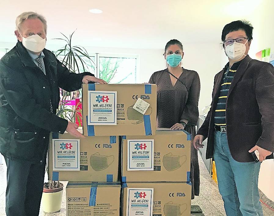 Heyes nimmt die frisch aus China eingeflogene Spende von Fei Tong, Geschäfstführer AXDIA-ODYS GmbH-Willich, und Irini Tachtsidou, Assistenz der Geschäftsführung, entgegen.