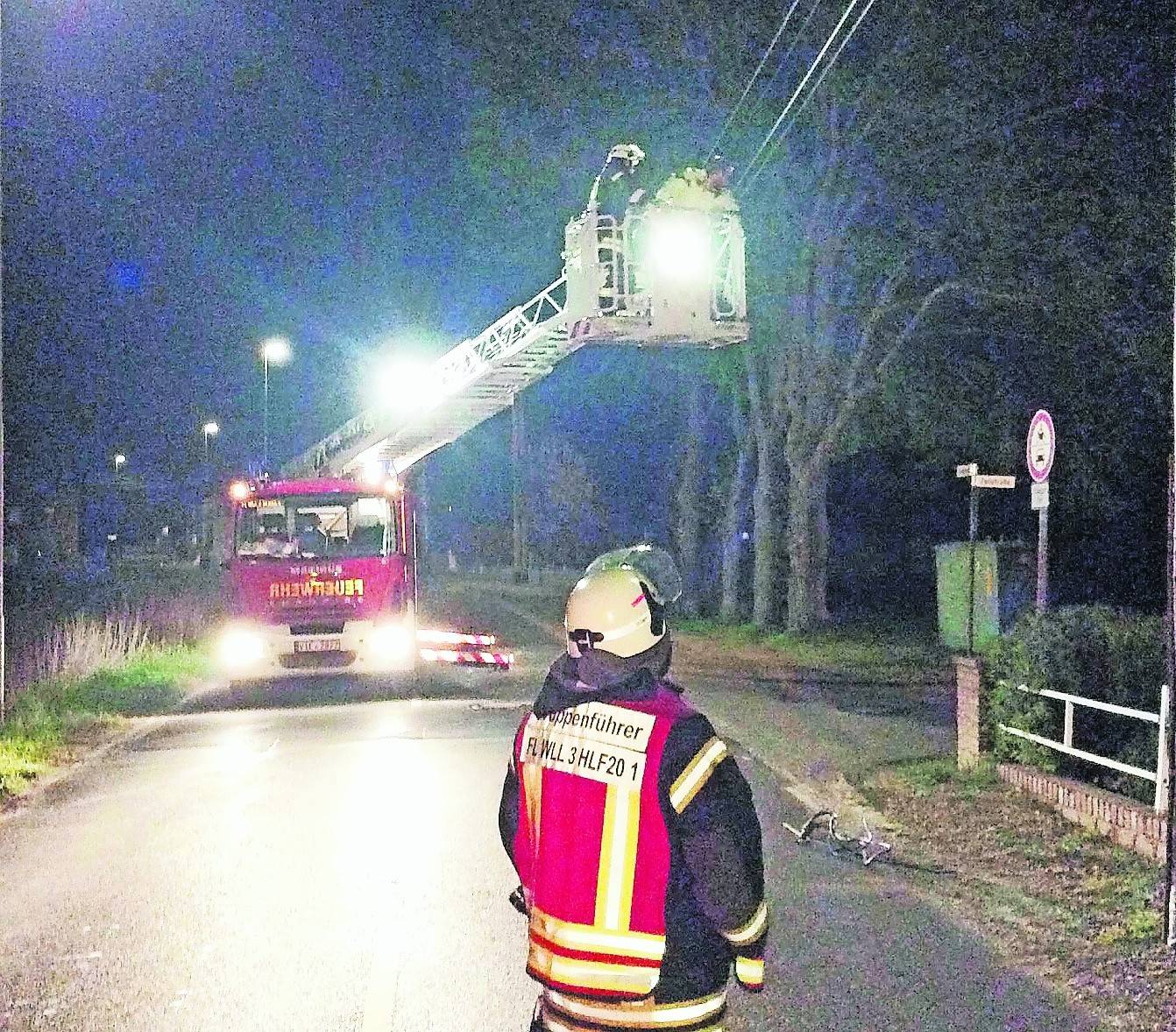 Bei Eintreffen der Einsatzkräfte glimmte ein Strommast mit entsprechender Rauchentwicklung. Foto Feuerwehr