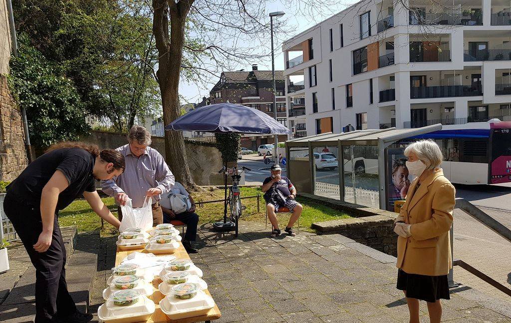 Ein wunderbares Signal in Corona-Zeiten: Das Arbeitslosenzentrum gibt wieder Essen aus – zwar in überschaubarer Menge, aber immerhin.