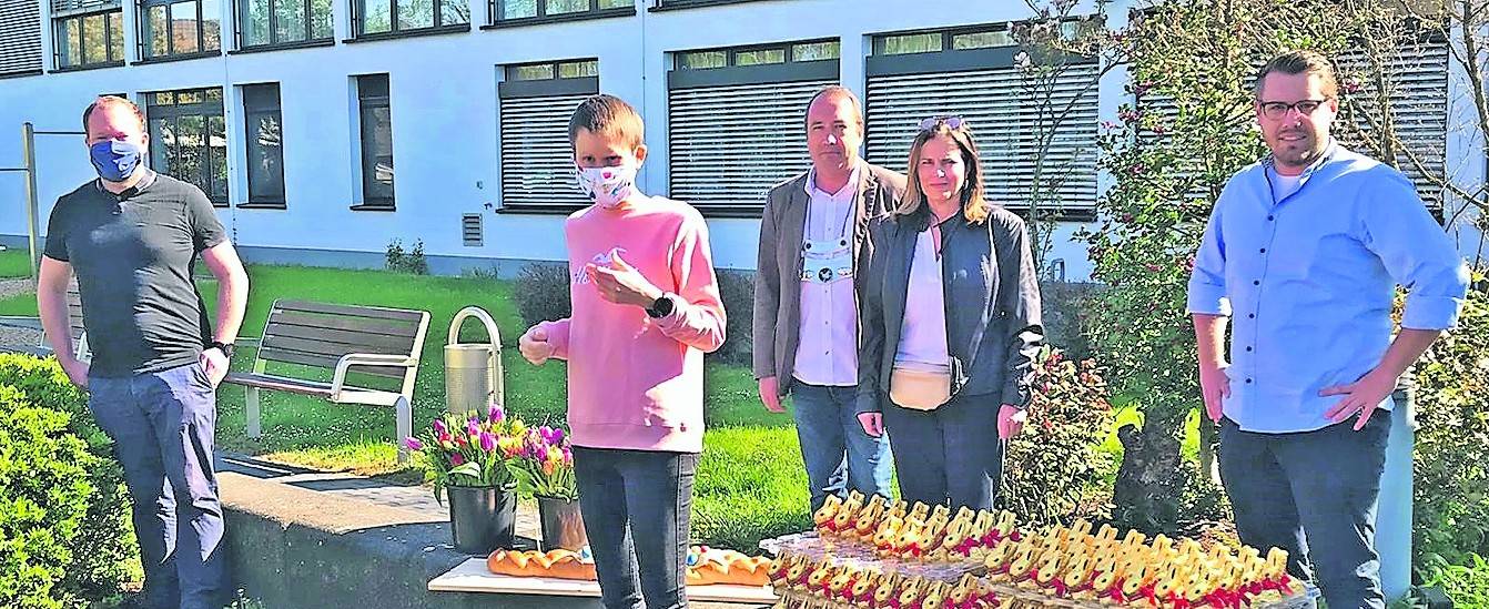  180 Schoko-Osterhasen gab es von den ASV Schützen für das Seniorenhaus Moosheide. 