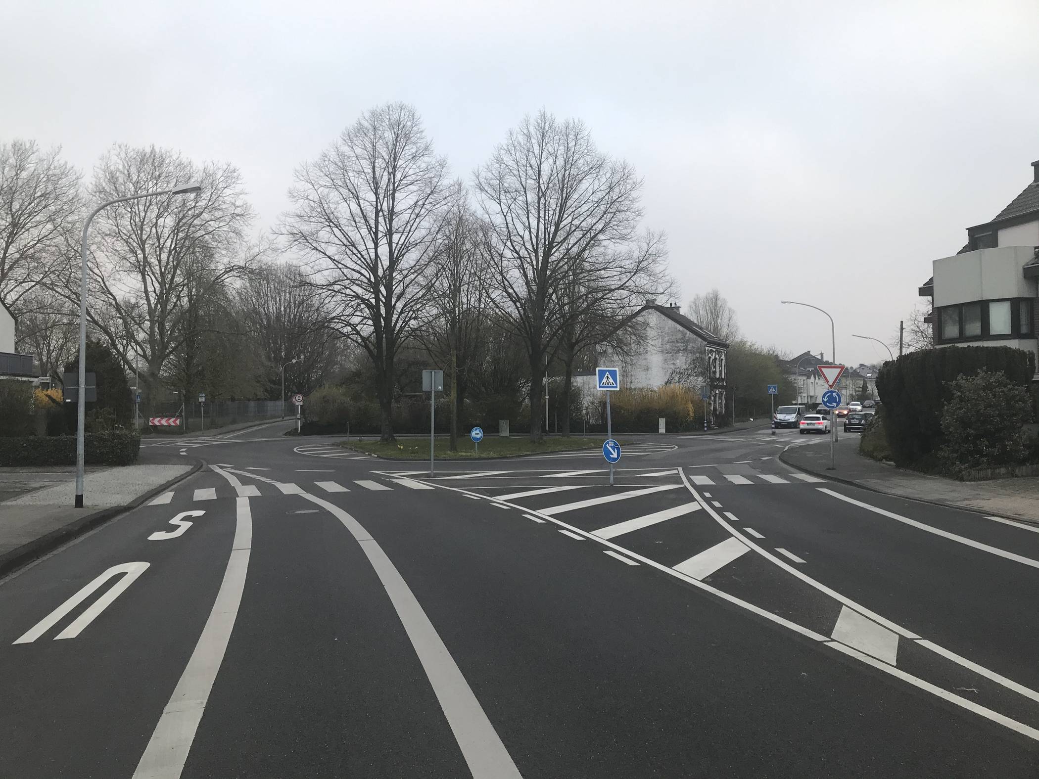 Bis voraussichtlich Ende Juni laufen die Arbeiten am Kreisverkehr in Windberg.