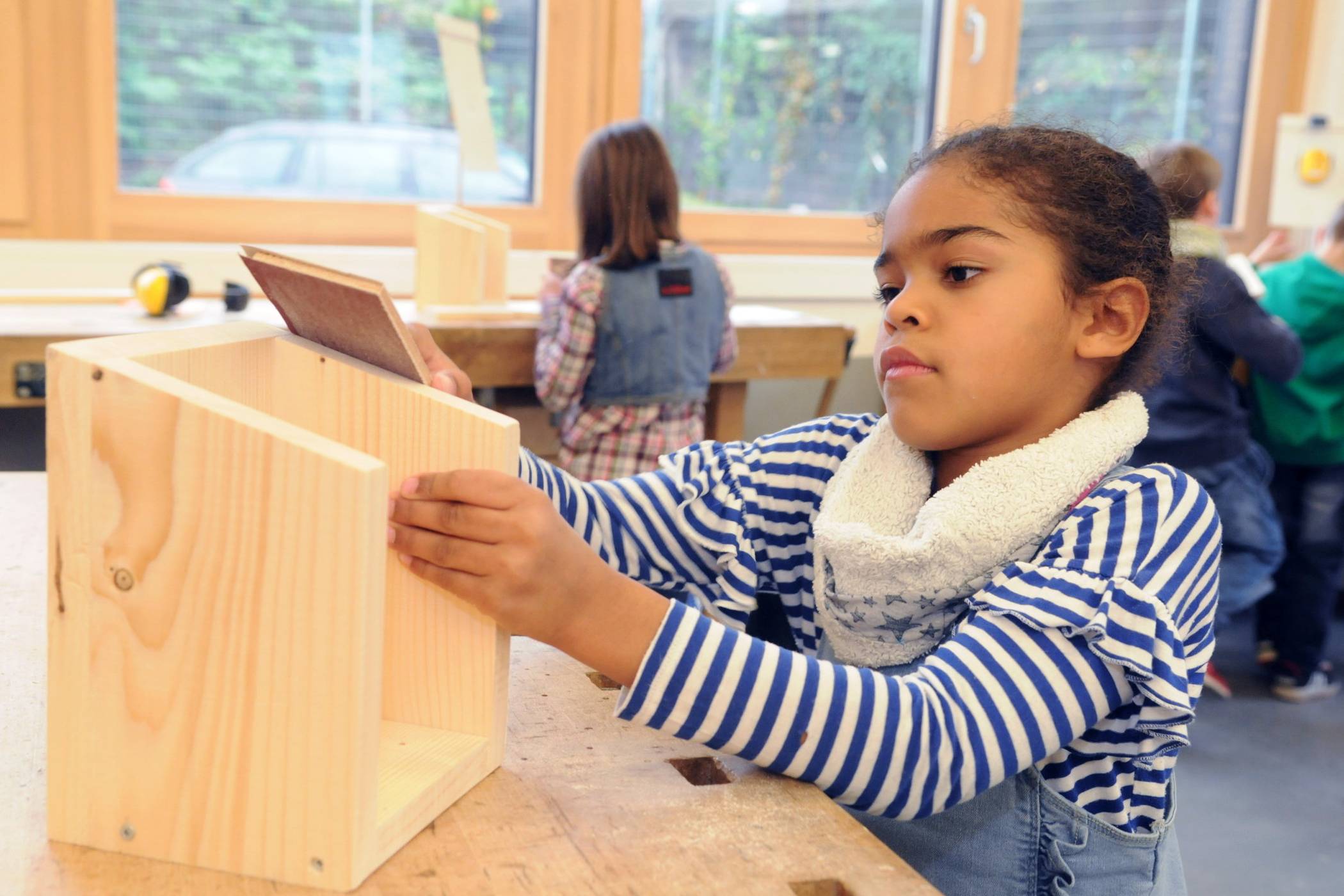 Gegen eine kleine Spende gibt die Tischlerinnung Nistkästen zum Selber-Zusammenbauen aus.