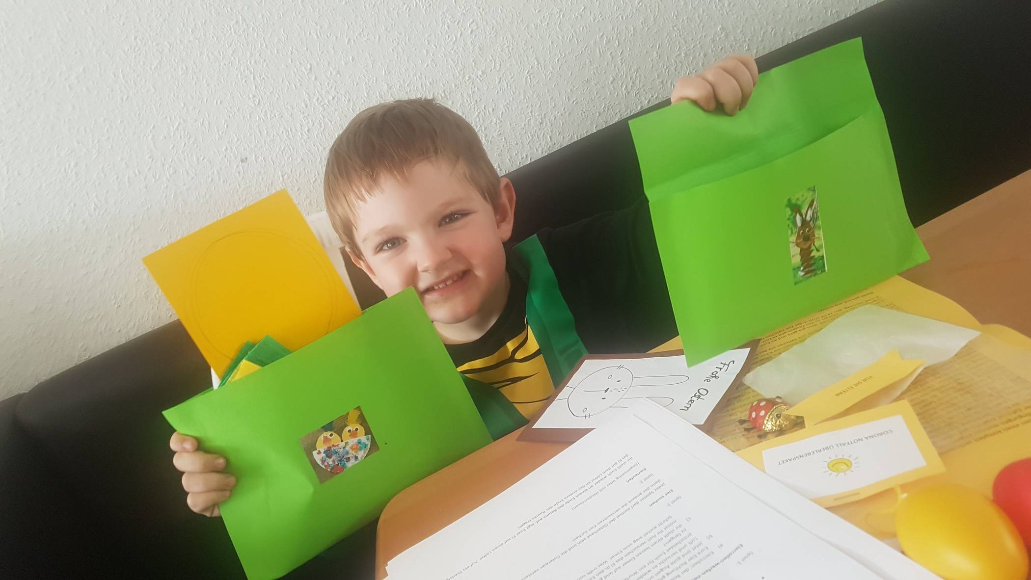  Der kleine David freut sich über die Briefe und Bastelideen. 