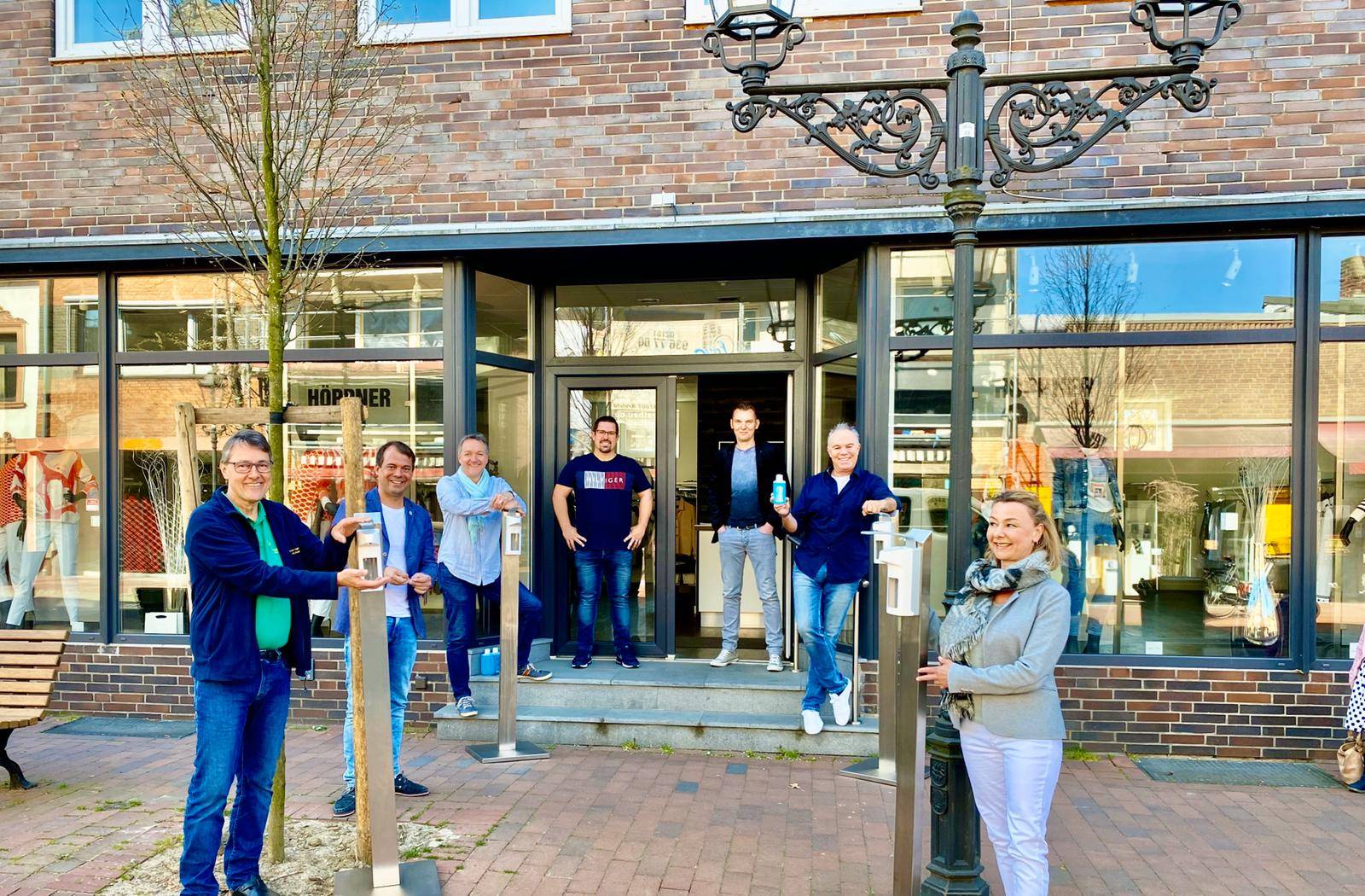  Eine neue Woche, eine neue tolle Initiative in der Stadt Willich. Stefan Frenzen, von Metallbau Frenzen auf der Linsellesstraße in Schiefbahn, hat stabile Füße für Desinfektionsspender und Desinfektionsmittel zur Verfügung gestellt.Per Cox hat mit seinem Fuhrpark für die Logistik gesorgt. Die Schiefbahner Werbegemeinschaft e.V., rund um ihren Vorsitzenden Rainer Höppner, kümmert sich täglich um die Spender in der Schiefbahner Innenstadt. Weitere Desinfektionsspender wurden an die Stadt Willich übergeben und sollen nun im Stadtgebiet verteilt werden. „Die Solidarität in unserer Heimatstadt ist außerordentlich. Es gibt so viele Initiativen und Unterstützer; die Hilfsbereitschaft in Willich ist außerordentlich“, bedankt sich Christian Pakusch, der die Aktion koordiniert hat. 