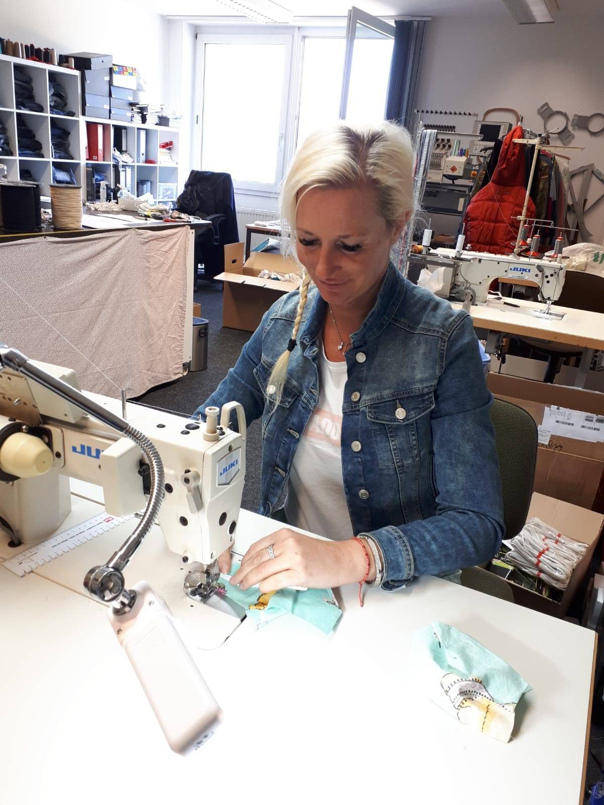 Näherin Anna Kinkel von Mano nella Mano näht Stoffmasken für verschiedene Bereiche bei Hephata.