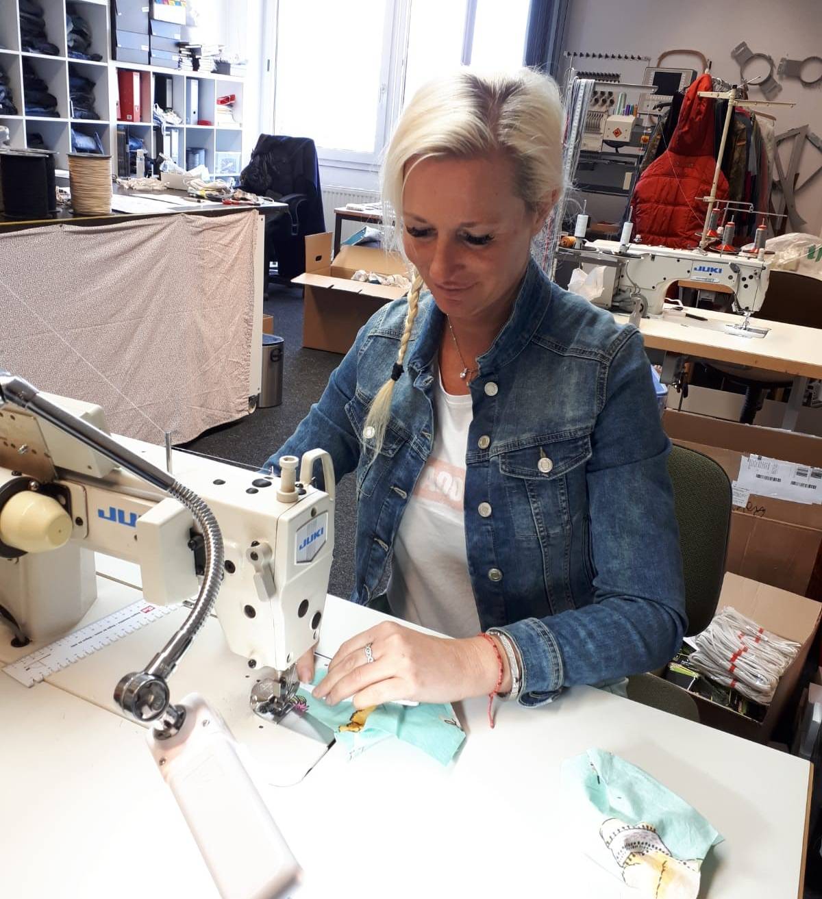Näherin Anna Kinkel von Mano nella Mano näht Stoffmasken für verschiedene Bereiche bei Hephata.