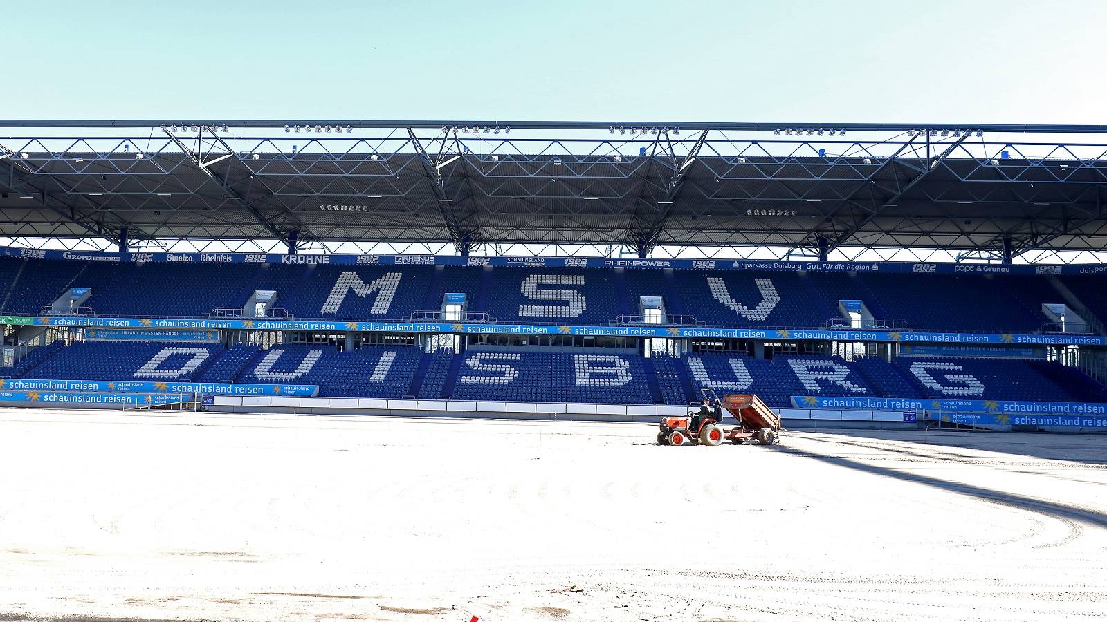  Vor der schauinsland-reisen-arena gibt es in den kommenden Tagen Autokino. Foto: Volker Nagraszus 