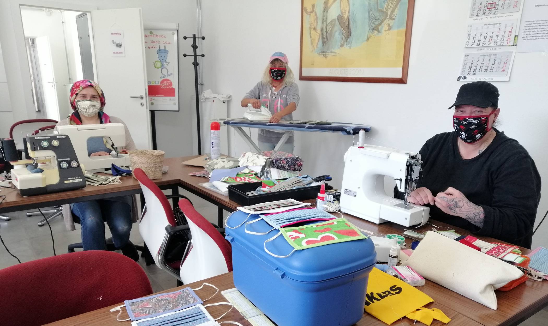 Im umfunktionierten Schulungsraum der „kaufbar“ gGmbH an der Krefelder Straße 173a in Viersen werden Mund-Nase-Masken genäht.